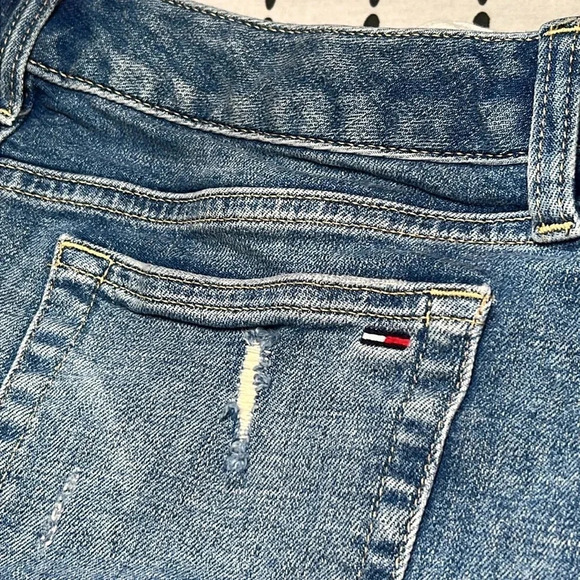 Tommy Hilfiger Slightly Distressed Jean  Mini. Denim Skirt. Size 4 - Picture 2 of 8
